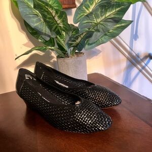 Black leather pointed toe shoes with woven detail leather